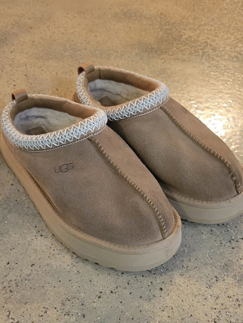 UGG Womens Slip-On Size 5 Slipper - EUC